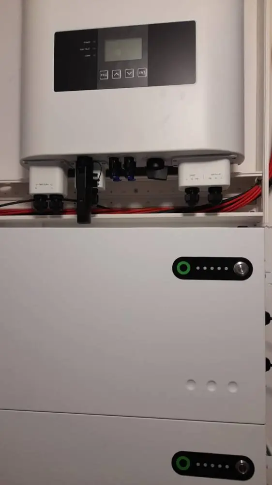 Inverter ibrido fotovoltaico installato su batteria di accumulo