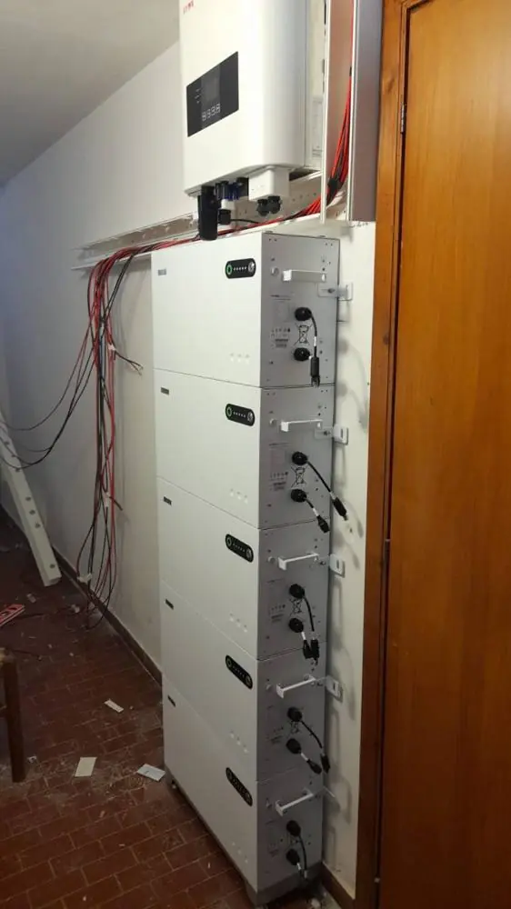 Colonna di batterie di accumulo con inverter a parete