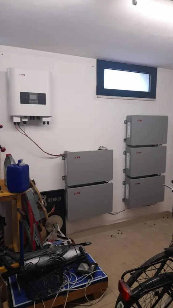Inverter e tre batterie di accumulo a parete in garage