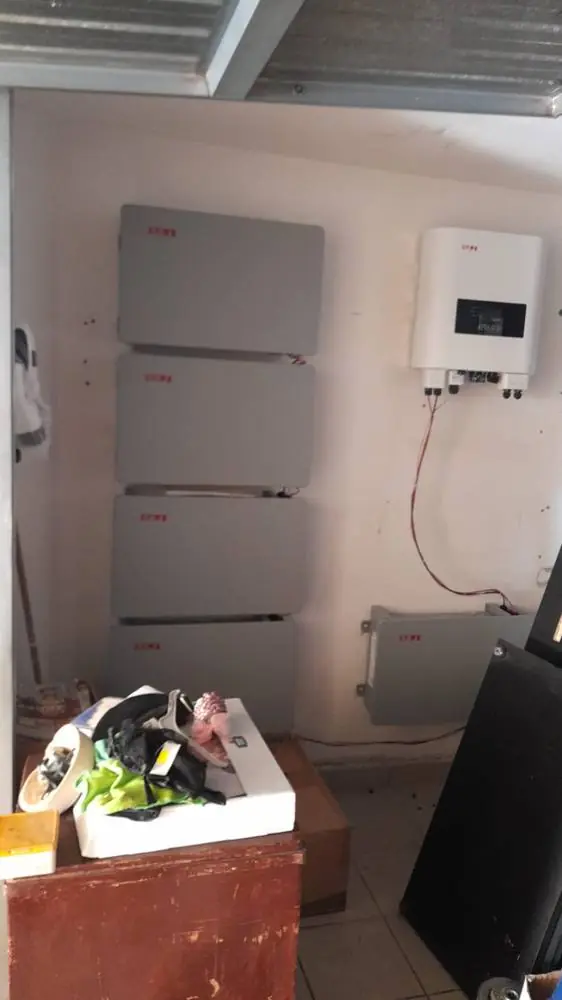 Sistema di accumulo energia con inverter e batterie impilate