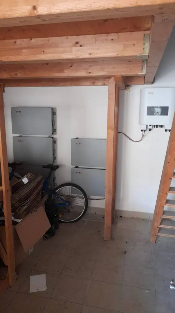Impianto fotovoltaico con accumulo installato sotto soppalco
