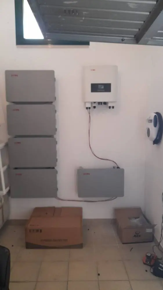 Inverter fotovoltaico con batterie di accumulo e cablaggio ordinato