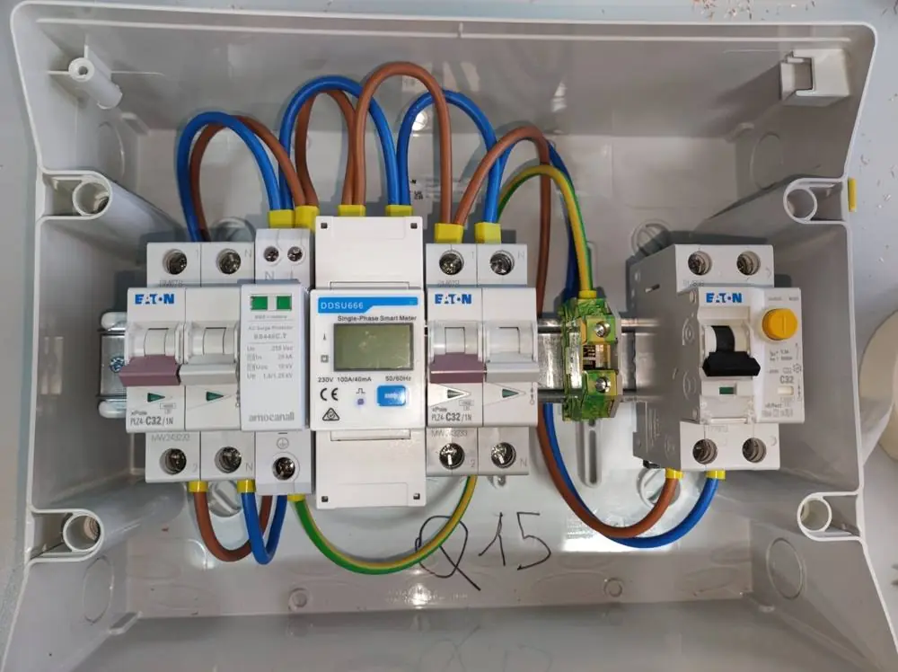 Quadro elettrico con protezioni differenziali e cablaggio ordinato