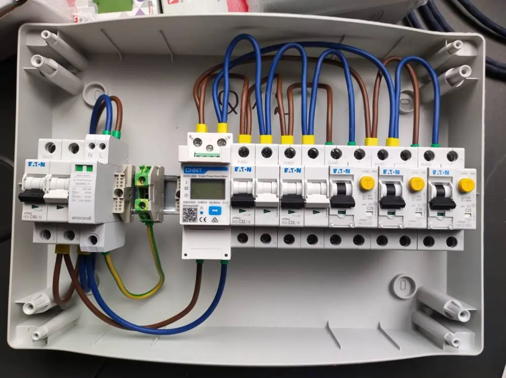 Quadro elettrico per fotovoltaico con interruttori e contatore